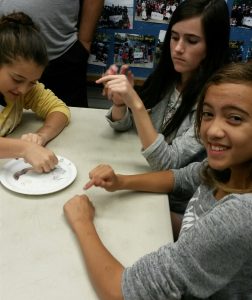 Jasmine Yarbrough, Savoy Neugebauer, Michaela Mosca do squid dissection